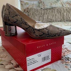 Kelly & Katie 7.5 natural multi Kipling snake heel smoke clear worn once